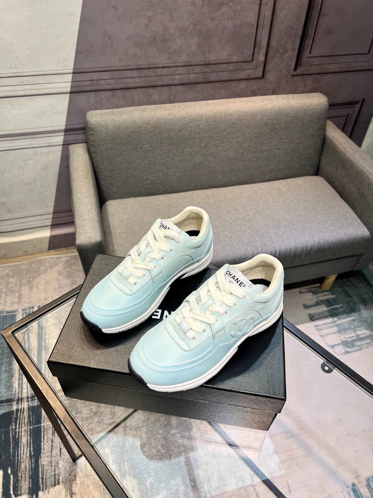 Men's men's shoes 💰660 Exclusive real shot (top version) CHANEL Chanel 2025ss color matching thick-soled casual sports shoes and sneakers. The counter is synchronized. The counter is very popular. A shoe that is very difficult to buy. The most popular thick-soled panda shoes on the Internet. It can be imagined that Xiaoxiang control can't miss it. It has both good looks and comfort. Simple and versatile white shoes. The thick sole increases the height and is super versatile. Close your eyes and wear it. Whoever wears it will look better. Upper: calfskin Lining: imported sheepskin lining Outsole: TPU original outsole Size: 35-44 (customized for women 41 and 40, and 45 for men)
